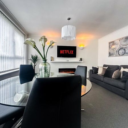 Modern 2 Bedroom Apartment Near M6 Birmingham Buitenkant foto