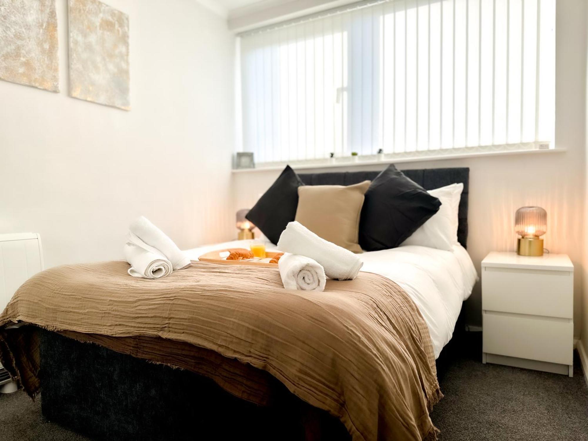 Modern 2 Bedroom Apartment Near M6 Birmingham Buitenkant foto